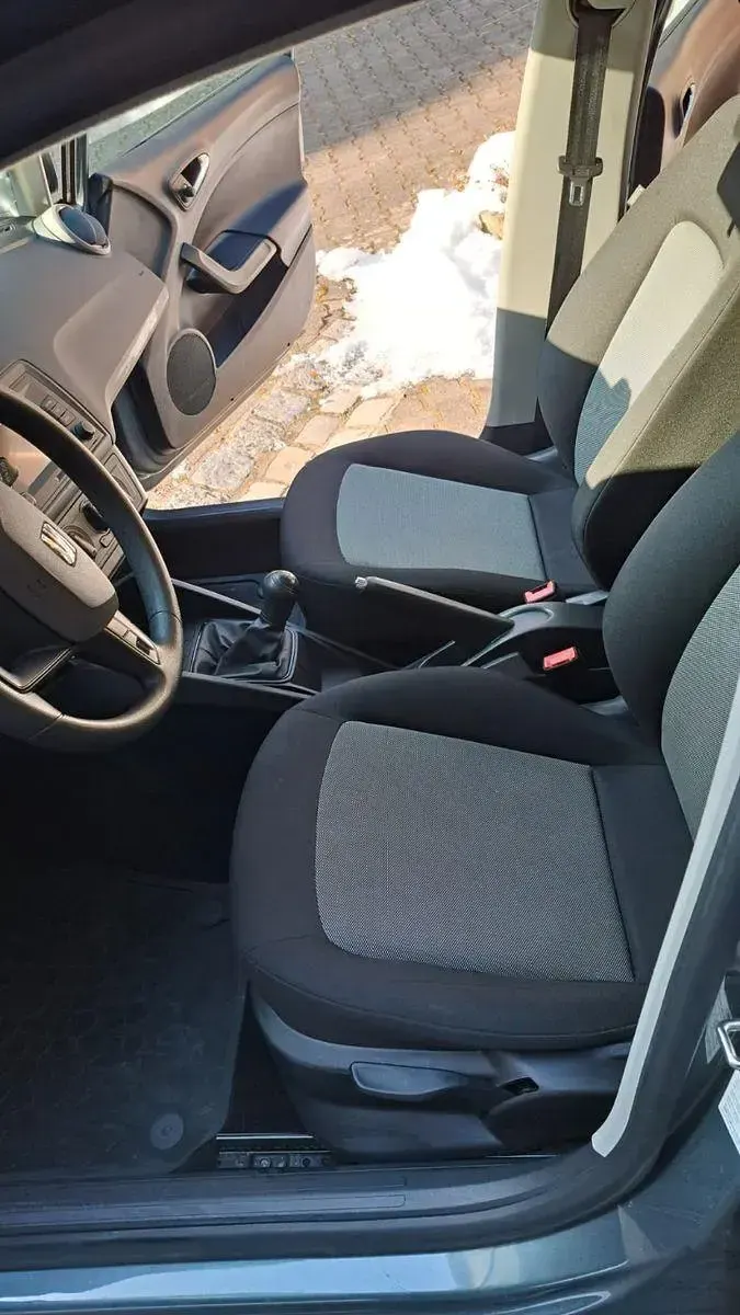 Używany Seat Ibiza Reference 75 KM (55 kW) 2017 Szary Hatchback