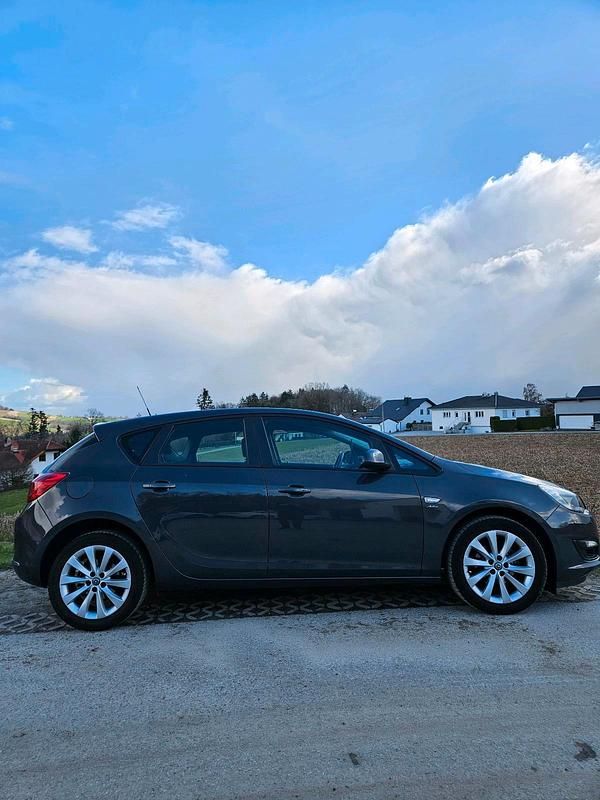 Gebraucht Opel Astra 140 PS (102 kW) 2013 Grau Kleinwagen