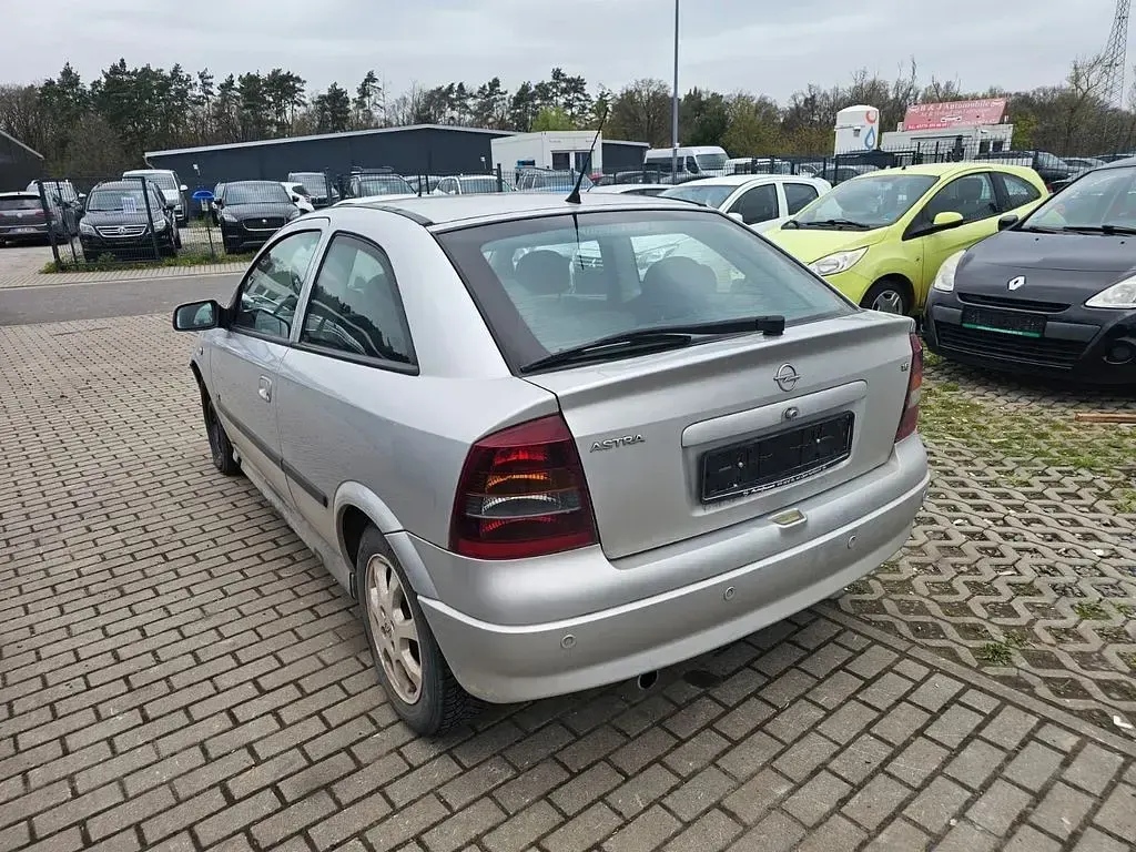 Usata Opel Astra Njoy 84 CV (61 kW) 2003 Argento Berlina