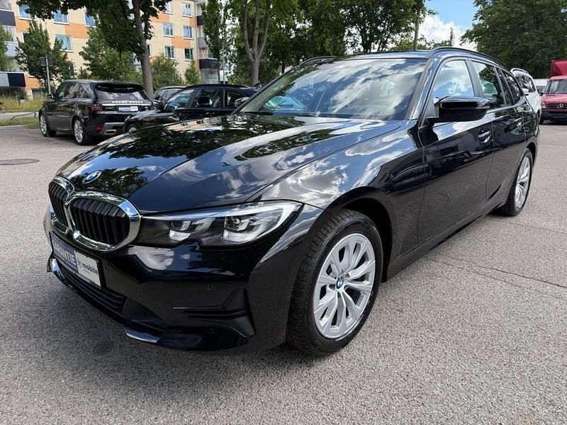 Schwarz Gebraucht 2022 BMW 320e Comfort Edition Kombi | 16.400 € - Bild 1/4