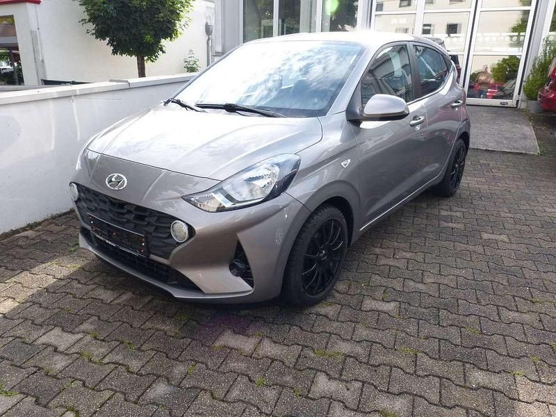 Grau Gebraucht 2022 Hyundai i10 Advanced Kleinwagen | 12.490 € (Fairer Preis) - Bild 1/4