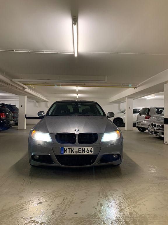Grau Gebraucht 2011 BMW 335 Sport Line Limousine | 11.700 € (Superpreis) - Bild 1/4