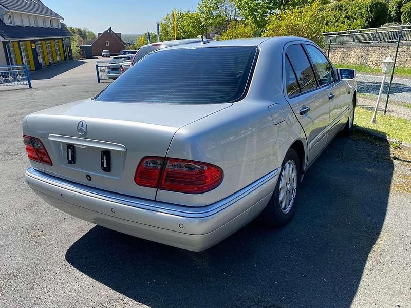 Gebraucht Mercedes E240 Elegance 170 PS (125 kW) 1998 Grau Limousine