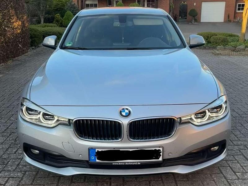 Silber Gebraucht 2017 BMW 320 Efficient Dynamics Limousine | 14.000 € (Fairer Preis) - Bild 1/4