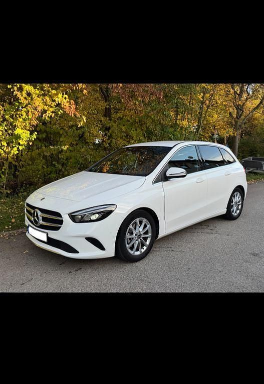 Weiß Gebraucht 2020 Mercedes B200 Van / Kleinbus | 22.999 € (Guter Preis) - Bild 1/4