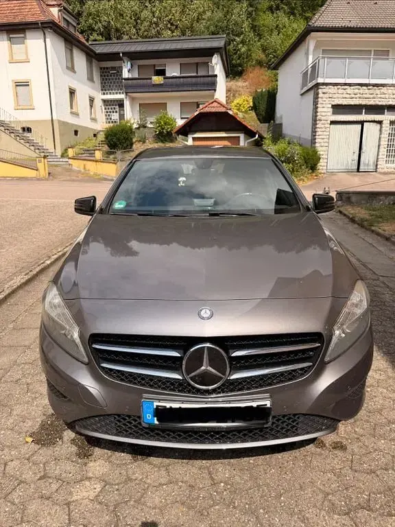 Gebraucht Mercedes A180 Urban 122 PS (89 kW) 2014 Grau Kleinwagen