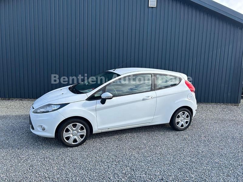 Weiß Gebraucht 2012 Ford Fiesta Champions Edition Kleinwagen | 5.890 € (Fairer Preis) - Bild 1/4
