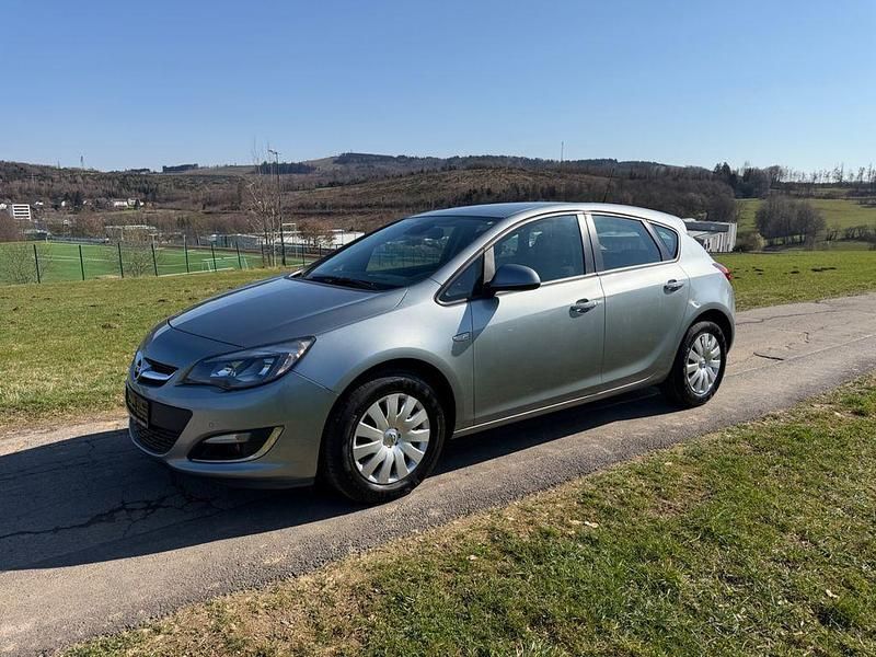 Gebraucht Opel Astra Edition 165 PS (121 kW) 2013 Silber Limousine