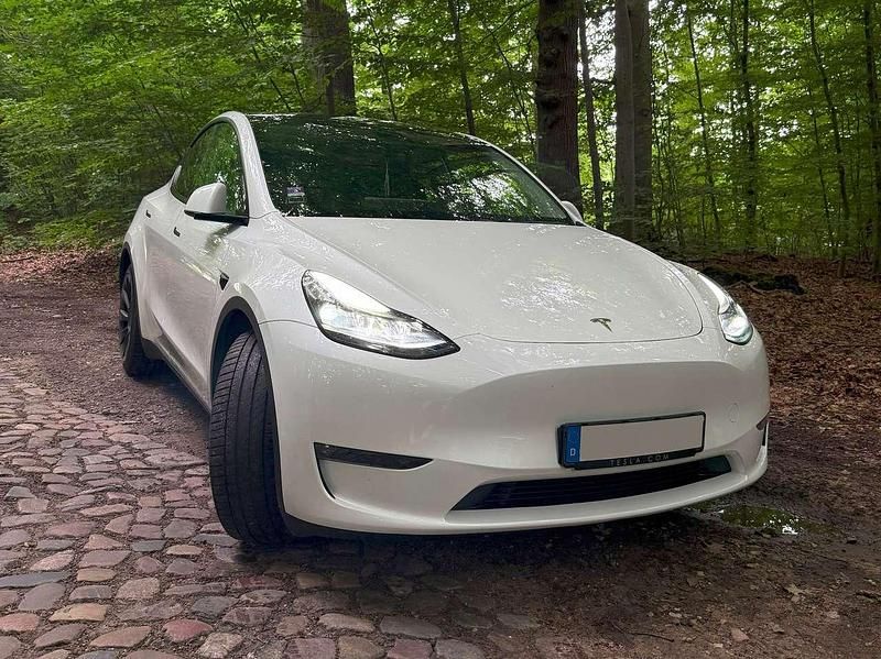 Weiß Gebraucht 2023 Tesla Model Y Long Range AWD SUV | 39.899 € (Fairer Preis) - Bild 1/4