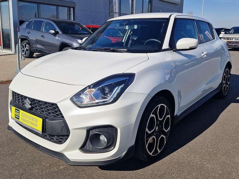 Pure white pearl Gebraucht 2019 Suzuki Swift Sport Limousine | 16.990 € (Etwas zu teuer) - Bild 1/4