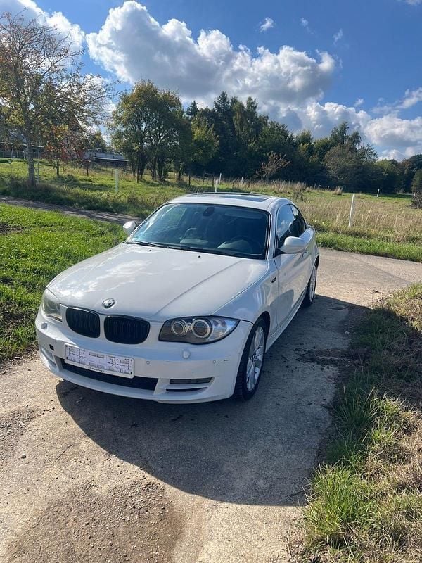 Weiß Gebraucht 2010 BMW 118 Coupé Coupé | 3.430 € (Fairer Preis) - Bild 1/4
