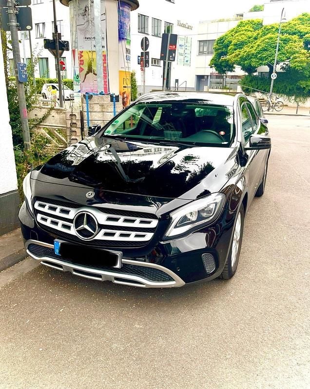 Schwarz Gebraucht 2017 Mercedes GLA250 SUV | 21.900 € (Fairer Preis) - Bild 1/4