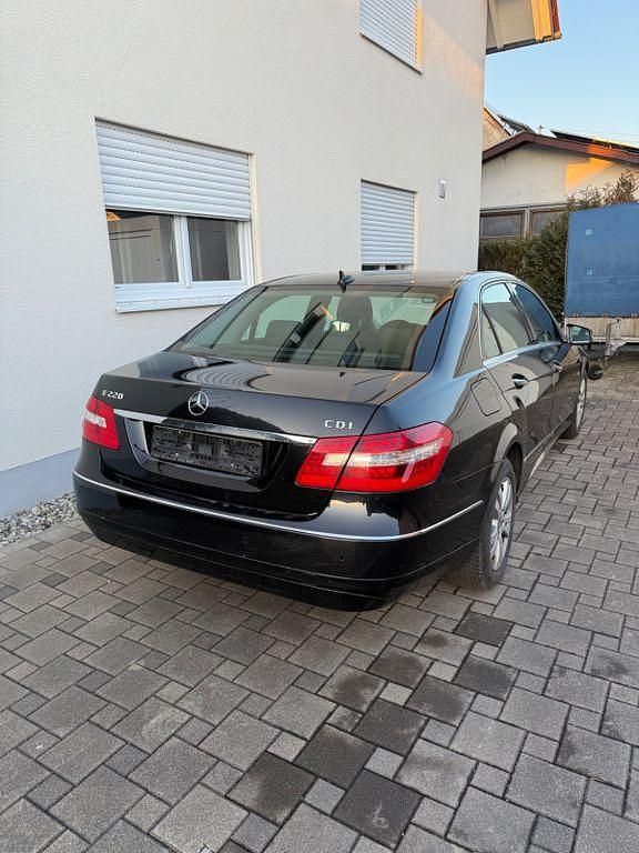 Gebraucht Mercedes E220 Avantgarde 170 PS (125 kW) 2009 Schwarz Limousine