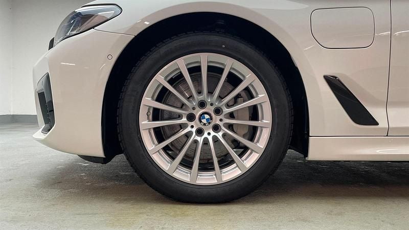 Gebraucht BMW 530e Shadowline 292 PS (214 kW) 2024 Alpinweiss 3 Kombi