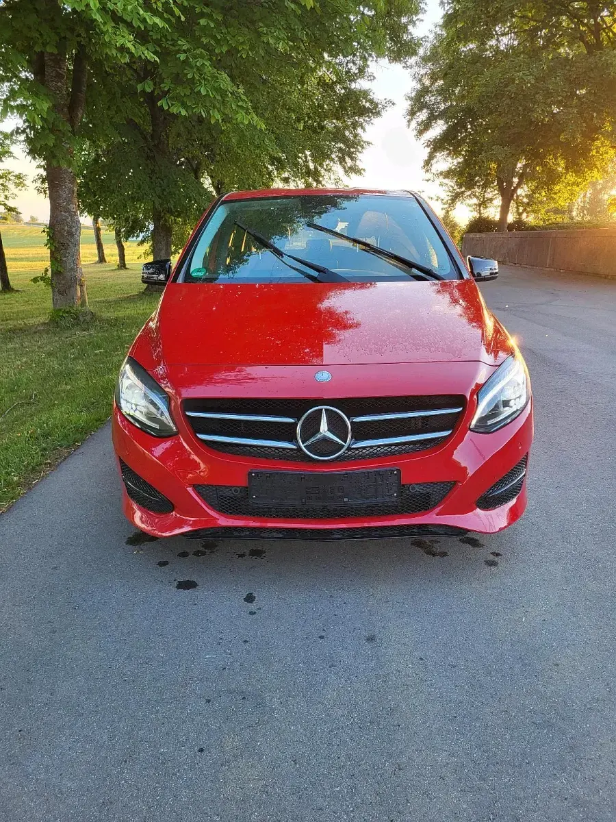 Gebraucht Mercedes B180 Urban 109 PS (80 kW) 2015 Rot Kleinwagen