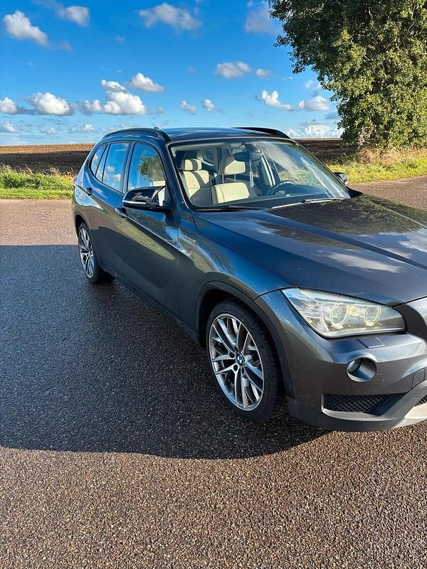 Grau Gebraucht 2013 BMW X1 SUV | 10.800 € (Fairer Preis) - Bild 1/4