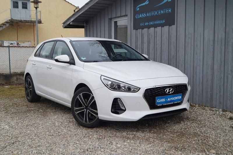 Gebraucht Hyundai i30 Select 120 PS (88 kW) 2017 Weiß Limousine