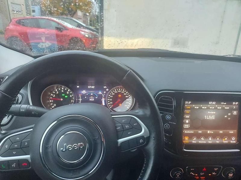 Gebraucht Jeep Compass Limited 150 PS (110 kW) 2021 Grau SUV