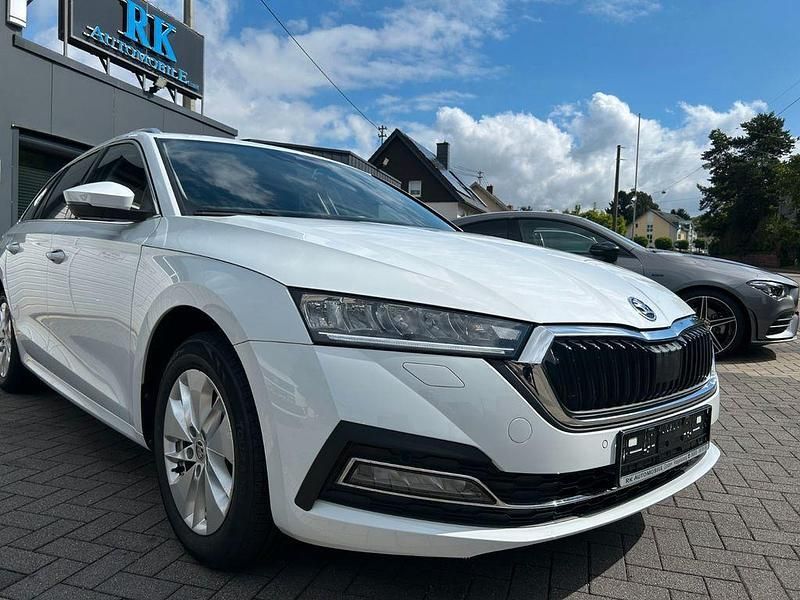 Weiß Gebraucht 2022 Skoda Octavia Ambition Kombi | 23.400 € (Guter Preis) - Bild 1/4