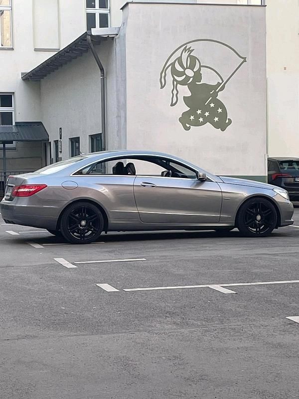 Gebraucht Mercedes E220 AMG 170 PS (125 kW) 2012 Silber Coupé