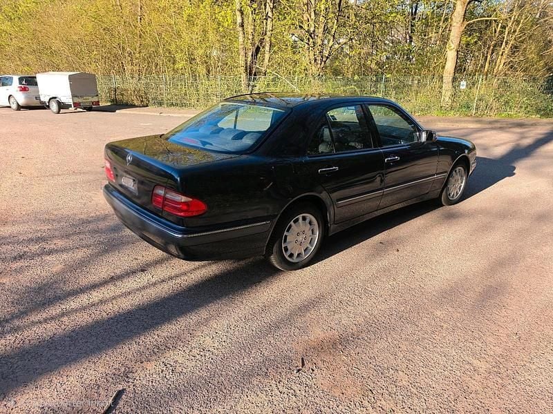 Second-hand Mercedes E280 204 CP (150 kW) 1999 Negru Berlinǎ
