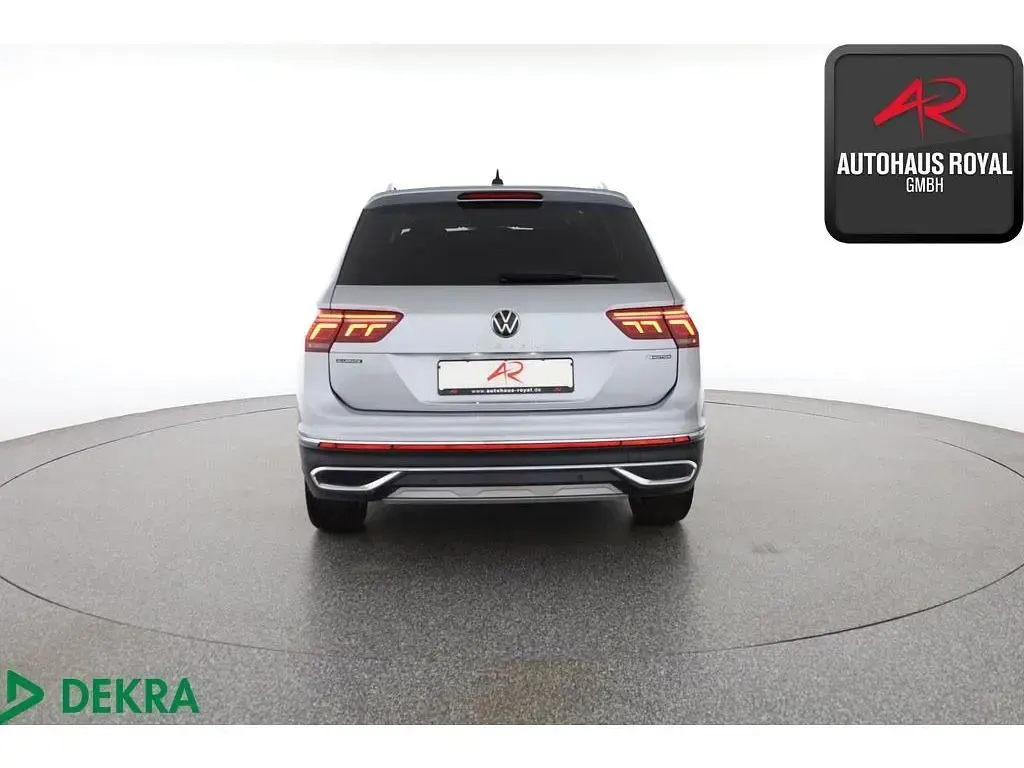 Gebraucht VW Tiguan Allspace Elegance 150 PS (110 kW) 2023 Silber (metallic) SUV