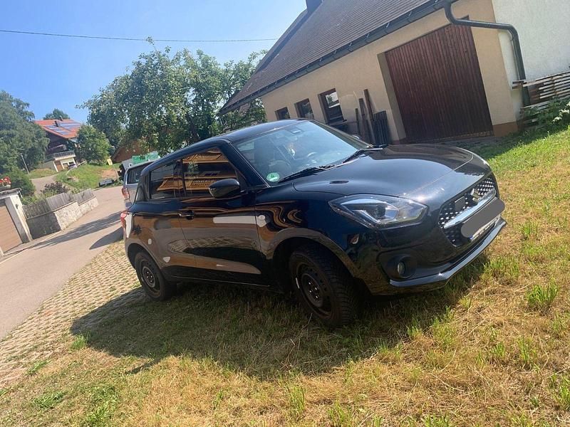 Schwarz Gebraucht 2021 Suzuki Swift Comfort Kleinwagen | 10.600 € (Superpreis) - Bild 1/4