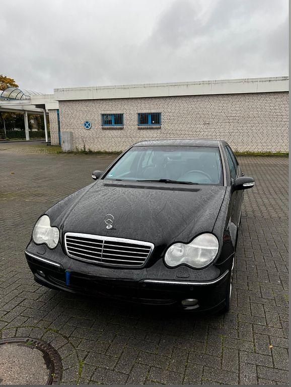 Schwarz Gebraucht 2000 Mercedes C200 Avantgarde Limousine | 1.200 € (Fairer Preis) - Bild 1/4