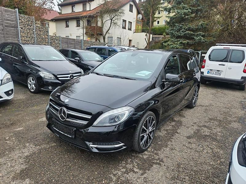 Schwarz Gebraucht 2014 Mercedes B200 Van / Kleinbus | 10.500 € (Fairer Preis) - Bild 1/4