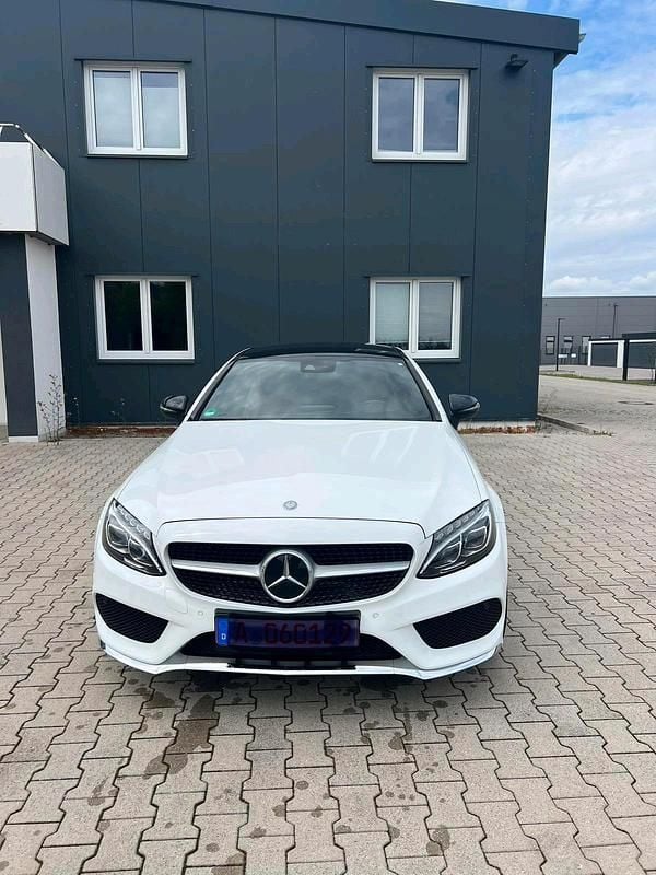 Weiß Gebraucht 2017 Mercedes 300 AMG line Coupé | 27.500 € - Bild 1/4