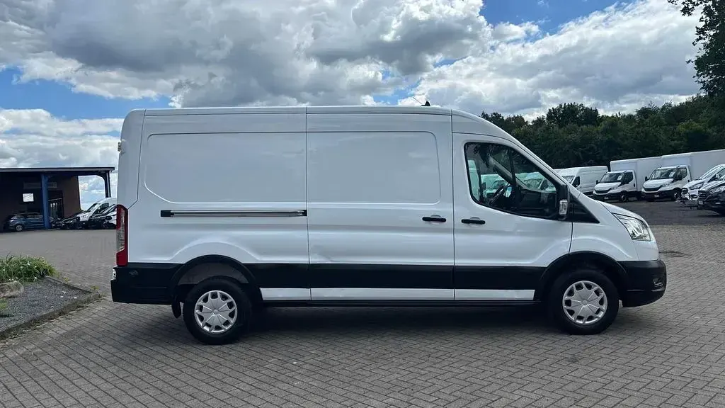 Gebraucht Ford Transit Trend 131 PS (96 kW) 2022 Weiß Van / Kleinbus