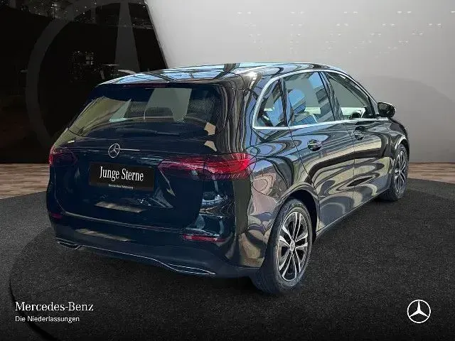 Gebraucht Mercedes B200 Progressive 163 PS (119 kW) 2025 Schwarz Van / Kleinbus