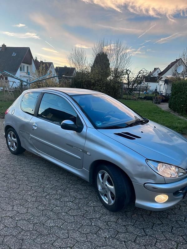 Grau Gebraucht 2004 Peugeot 206 Kleinwagen | 750 € (Fairer Preis) - Bild 1/4