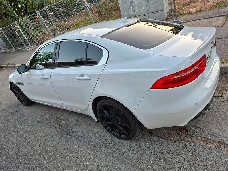 Weiß Gebraucht 2016 Jaguar XE Pure Limousine | 9.199 € (Fairer Preis) - Bild 1/4
