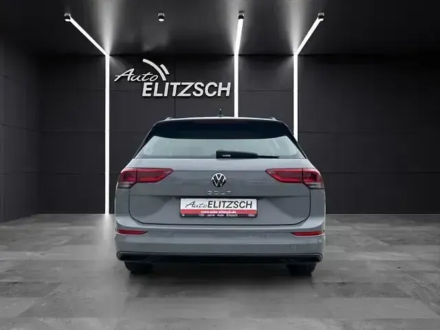 Gebraucht VW Golf VIII Life 131 PS (96 kW) 2023 Mondsteingrau Kombi