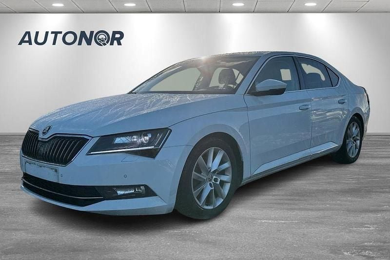 Weiß Gebraucht 2017 Skoda Superb Style Limousine | 9.500 € (Superpreis) - Bild 1/4
