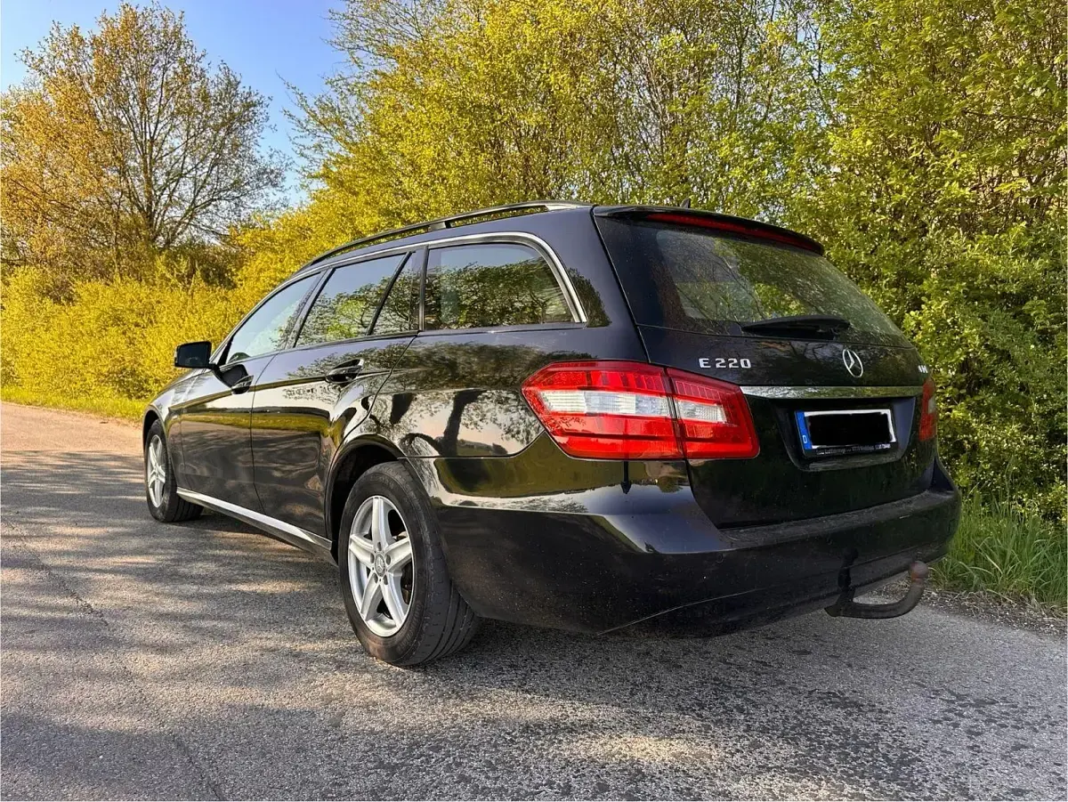 Usado Mercedes E220 170 CV (125 kW) 2011 Negro Familiar