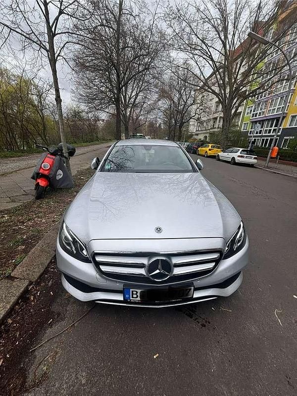 Silber Gebraucht 2017 Mercedes E200 Limousine | 21.500 € (Fairer Preis) - Bild 1/4