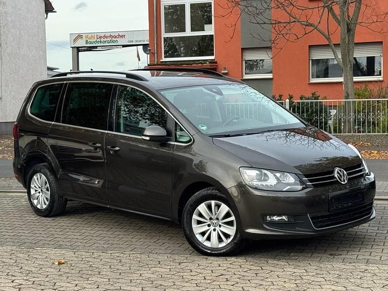 Braun Gebraucht 2020 VW Sharan Van / Kleinbus | 27.500 € (Etwas zu teuer) - Bild 1/4