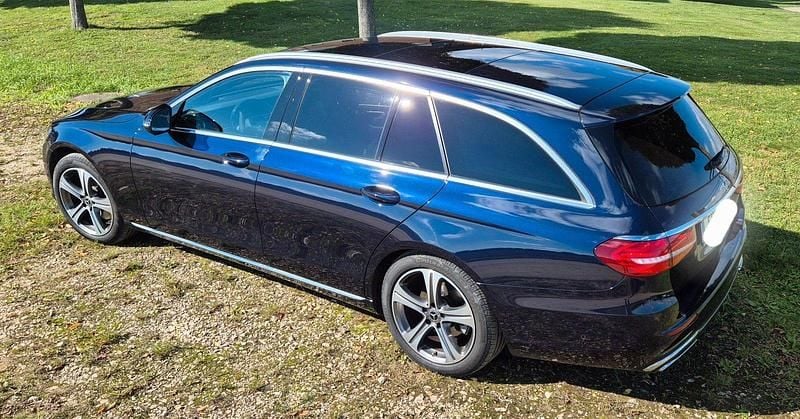 Blau Gebraucht 2017 Mercedes E220 Kombi | 24.200 € (Guter Preis) - Bild 1/4