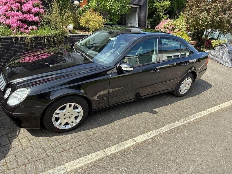 Schwarz Gebraucht 2004 Mercedes E320 Elegance Limousine | 4.950 € (Guter Preis) - Bild 1/4