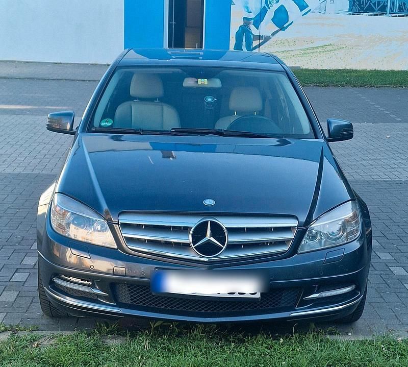 Grau Gebraucht 2010 Mercedes C350 Limousine | 5.900 € - Bild 1/4