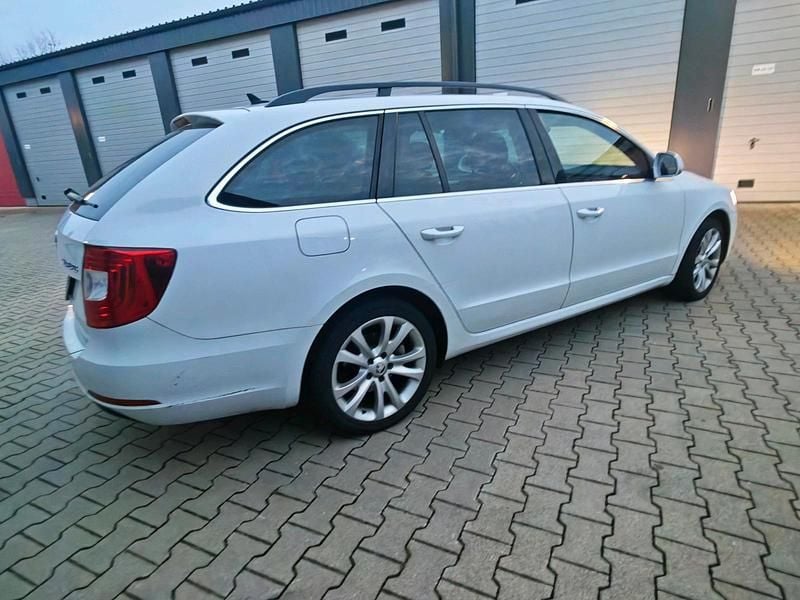 Gebraucht Skoda Superb Best of 140 PS (102 kW) 2015 Weiß Limousine