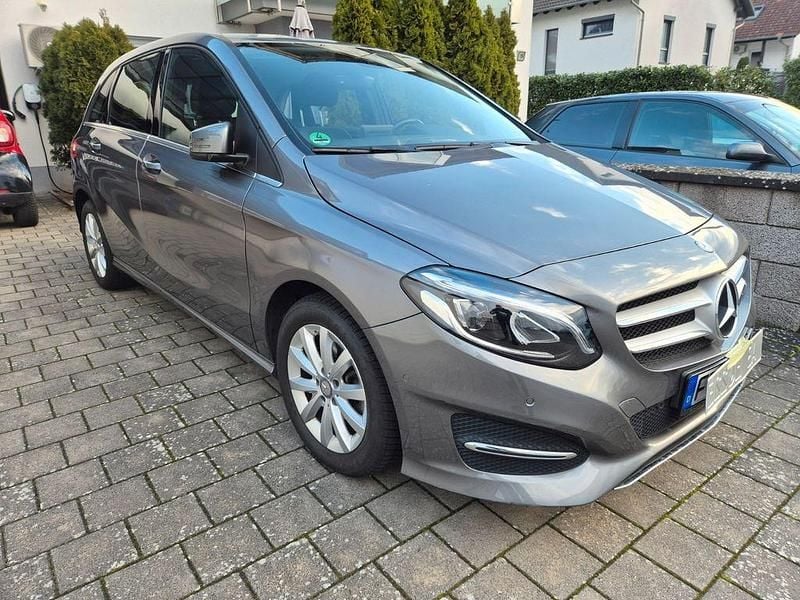 Gebraucht Mercedes B200 Urban 156 PS (114 kW) 2016 Grau Van / Kleinbus