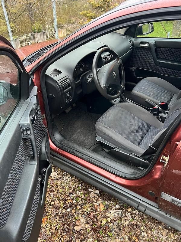 Gebraucht Opel Astra 101 PS (74 kW) 2001 Rot Kleinwagen