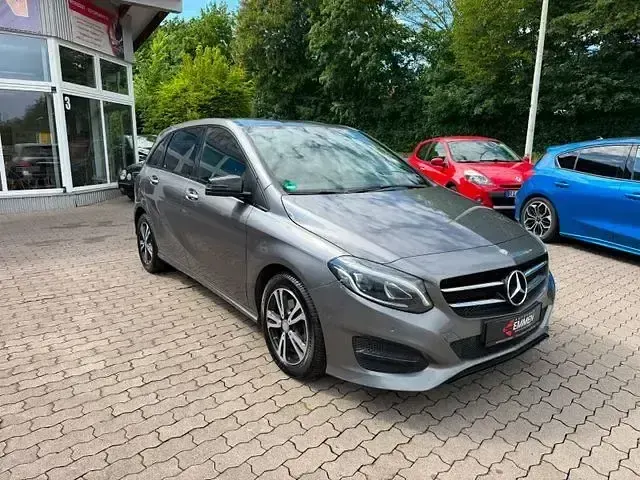 Gebraucht Mercedes B180 Urban 122 PS (89 kW) 2017 Mountaingrau Kleinwagen