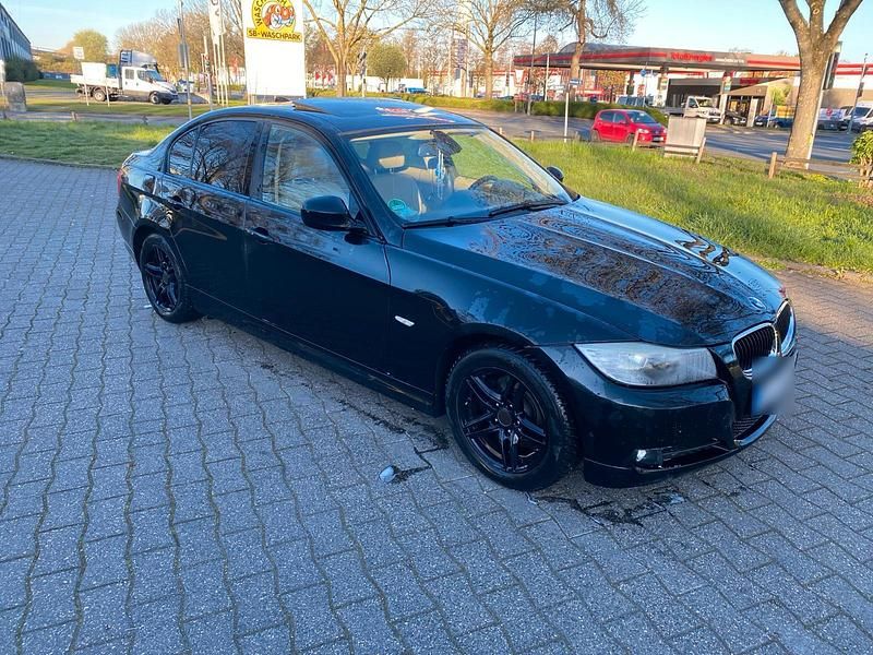 Gebraucht BMW 320 177 PS (130 kW) 2010 Schwarz Limousine