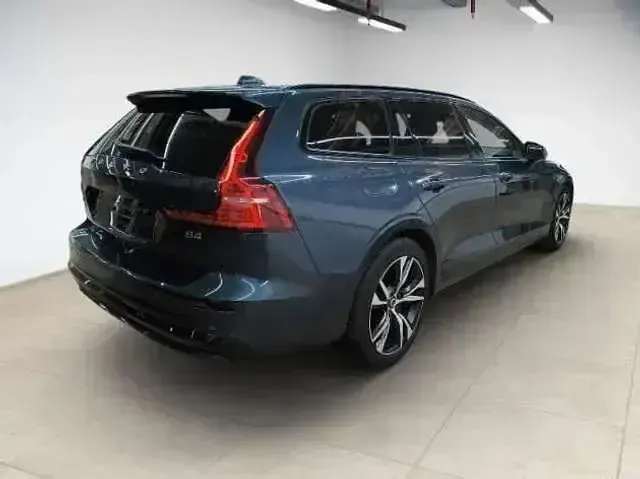 Gebraucht Volvo V60 Plus 197 PS (144 kW) 2024 Denim blue (metallic) Kombi