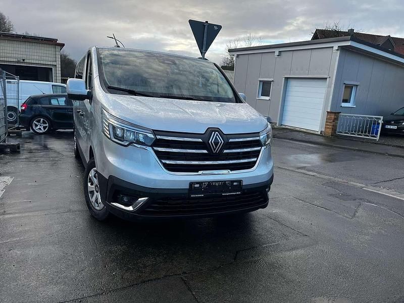 Gebraucht Renault Trafic Life 150 PS (110 kW) 2024 Highland grey Van / Kleinbus