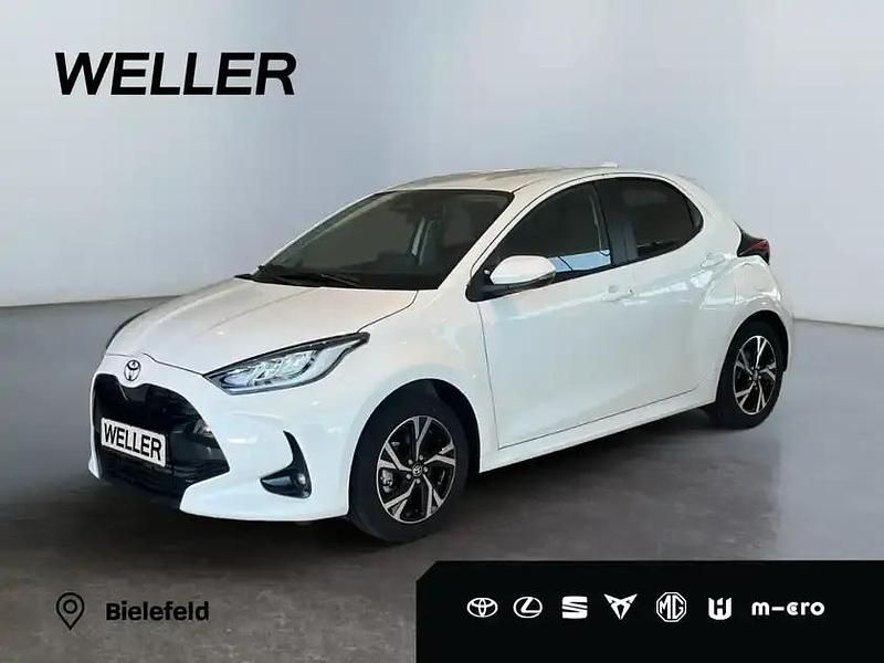 Weiss Neu 2025 Toyota Yaris Hybrid Kleinwagen | 21.777 € - Bild 1/3